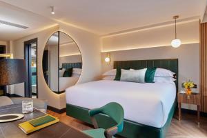 una camera con un grande letto e uno specchio di The Chancery Hotel a Dublino