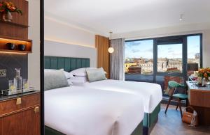 The Chancery Hotel客房内的一张或多张床位
