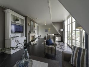 ColijnsplaatにあるHoliday Home Ganuenta by Interhomeのリビングルーム(ソファ、テレビ付)