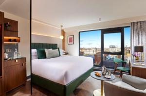 The Chancery Hotel客房内的一张或多张床位