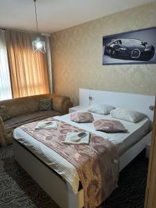 Habitación de hotel con 2 camas y sofá en Mavikapı Suit en Estambul