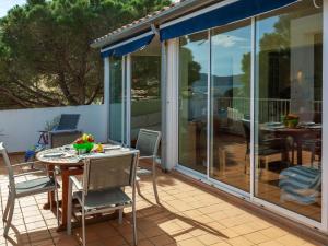 A balcony or terrace at Apartment El Niu by Interhome