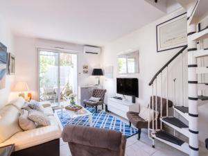 Μια τηλεόραση ή/και κέντρο ψυχαγωγίας στο Holiday Home La Petite Arcachonnaise by Interhome