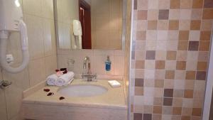 uma casa de banho com um lavatório e um espelho em Philoxenia Hotel em Paranesti