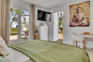 een slaapkamer met een groot groen bed en een bureau bij Casa La Naranja Boutique Hotel B&B LaCasita in Pedreguer