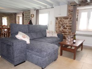 salon z niebieską kanapą i stołem w obiekcie Holiday Home L'Iroise by Interhome w mieście Plogoff