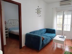 アヤモンテにあるApartamento 1 dormitorioのリビングルーム(青いソファ、ベッド付)