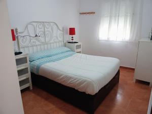 アヤモンテにあるApartamento 1 dormitorioのベッドルーム(白いヘッドボード付きの大型ベッド1台付)