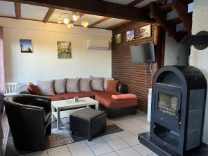 FrankenauにあるHoliday Home Eule by Interhomeのリビングルーム(ソファ、薪ストーブ付)