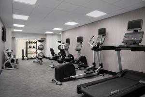 Posilňovňa alebo fitness centrum v ubytovaní Courtyard by Marriott Orlando East/UCF Area