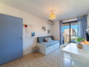 una sala de estar con un sofá y una mesa en Apartment Saint James-12 by Interhome, en Le Lavandou