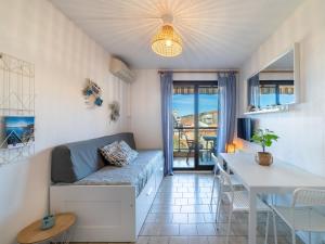 una sala de estar con un sofá y una mesa en Apartment Saint James-12 by Interhome, en Le Lavandou