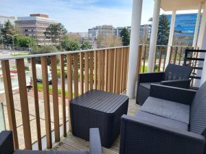 einen Balkon mit Stühlen und einem Tisch auf dem Balkon in der Unterkunft Appartement Vélizy-Villacoublay in Vélizy-Villacoublay