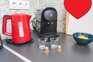 Príslušenstvo na prípravu kávy alebo čaju v ubytovaní Spa appartement O temps suspendu Reims centre sauna et jacuzzi