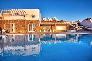 a large swimming pool in front of a house at MichaelAngelo Villa in Mýkonos City
