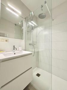 A bathroom at Phebus 0101 - Vue Mer Még 7 kép