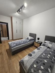 zwei Betten in einem Zimmer mit in der Unterkunft Apart Family Lębork in Lębork