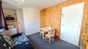 ein kleines Zimmer mit einem kleinen Tisch und einer Tür in der Unterkunft Le 3300 - 42 - Studio vue piste - 2 pers in Les Deux Alpes