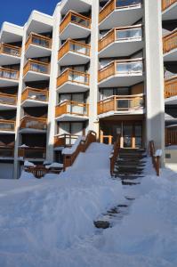 ein Gebäude mit Schnee davor in der Unterkunft Le 3300 - 42 - Studio vue piste - 2 pers in Les Deux Alpes
