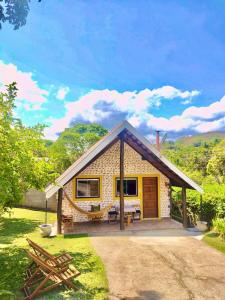 uma pequena casa com uma mesa de piquenique e um pátio em Pousada Verdes Alpes em Santo Antônio do Pinhal