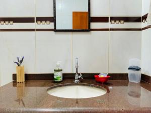 a bathroom counter with a sink and a mirror at Casa Luar in Monte Verde