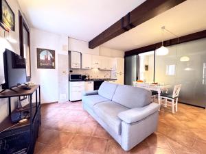 uma sala de estar com um sofá, uma mesa e uma cozinha em Realkasa Towers View em Bolonha