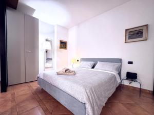 um quarto com uma cama com uma toalha em Realkasa Towers View em Bolonha