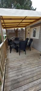Balkón nebo terasa v ubytování Mobil home climatisé Carnac