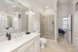 Un baño con lavabo, inodoro y ducha. en Rock The Block-Walk 1 block to DT Square, en Fayetteville