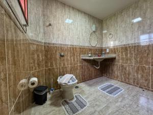 y baño con aseo y lavamanos. en Casa Luar en Monte Verde