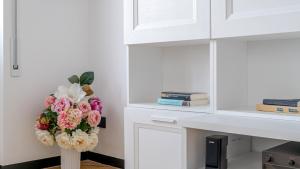 un vaso pieno di fiori appoggiato su un tavolo di Italianway - Betti 46 a Rapallo