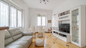 uma sala de estar com um sofá e uma sala de jantar em Italianway - Betti 46 em Rapallo