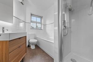 Koupelna v ubytování St John's Corner Cottage, Bury St. Edmunds + 15 fotografií