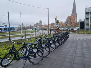 een rij fietsen geparkeerd op een parkeerplaats bij B&B Hotel Rostock-Hafen in Rostock