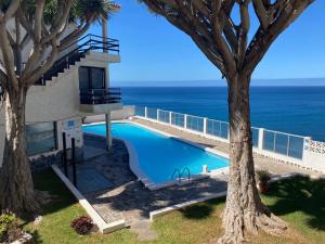 eine Villa mit Swimmingpool direkt am Meer in der Unterkunft ¡Vistas al Mar y Lujo en Bajamar! Apto Boutique in Bajamar