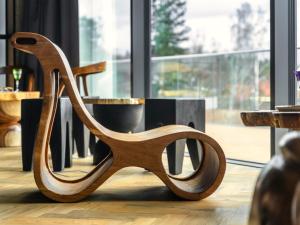 シュクラルスカ・ポレンバにあるHappy Valley Resort Szklarska Porębaの窓付きの客室内の木製椅子