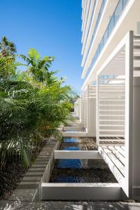 una escalera que conduce al lateral de un edificio con un arroyo en Marina Suites Gran Canaria en Puerto Rico