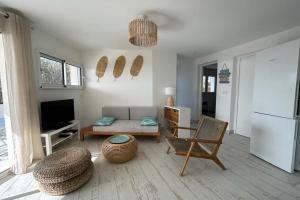 uma sala de estar com um sofá e uma mesa em A corner of paradise em Frontignan