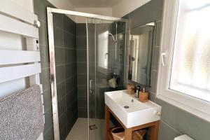uma casa de banho com um lavatório e um chuveiro em A corner of paradise em Frontignan