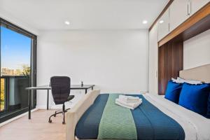 a bedroom with a bed and a desk and a chair at Bright & Modern Two Bedroom Flat in Hoxton in London