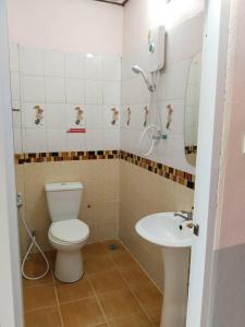 a bathroom with a toilet and a sink at Ruen Nam Khoa Resort -Klongthom Krabi in Khlong Thom +9 photos