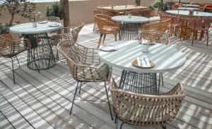 - un ensemble de tables et de chaises sur une terrasse dans l'établissement Salobre Hotel Resort & Serenity, à Salobre