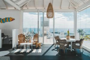 uma sala de jantar com mesa, cadeiras e janelas em Marina Bayview Gran Canaria - Adults Only em Puerto Rico de Gran Canaria