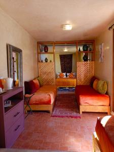 una habitación con sofás y sillas en Riad Tafilag, en Taroudant