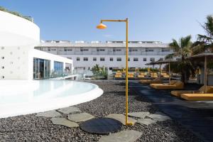 widok na hotel z basenu w obiekcie Buendía Corralejo nohotel w Corralejo
