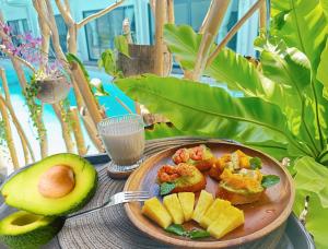 邦勞的住宿－Diving Addiction Resort，桌上一盘带虾和鳄梨的食物