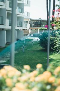 普拉亞戴爾雷安格萊斯的住宿－厄爾巴爾瑪酒店，享有庭院的景色,建筑背景