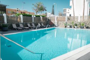Bazén v ubytování Apartamentos El Palmar nebo v jeho okolí