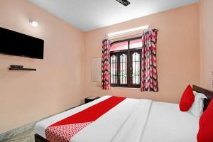 a bedroom with a bed and a window at OYO Flagship 87255 Seema Stays Inn in Thākurdwari