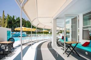 Blick auf den Pool im Resort in der Unterkunft Gold Playa del Ingles - Adults Only in Playa del Ingles